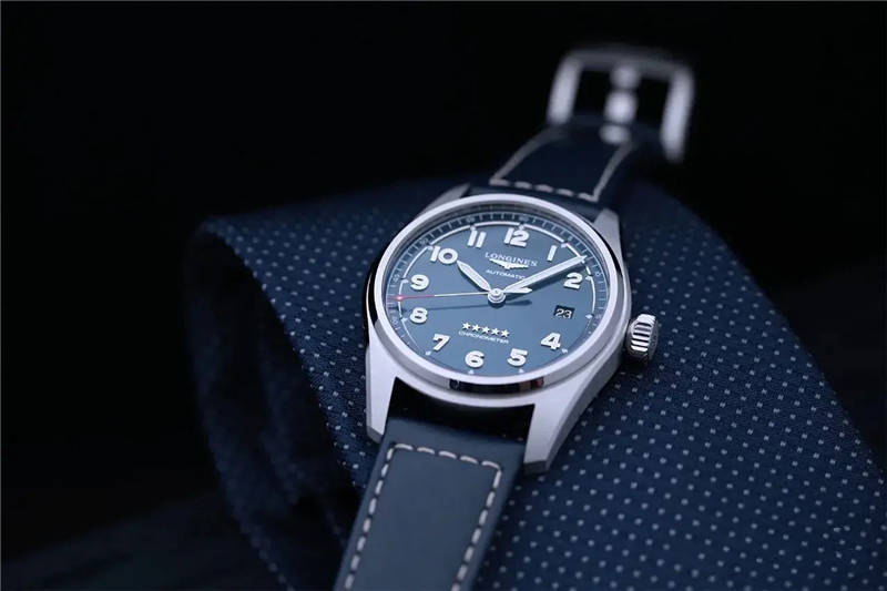 男人戴浪琴和天梭手表(哪個更有面子些)