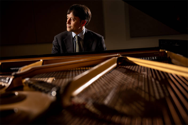 一款優雅手表與這位鋼琴家共鳴