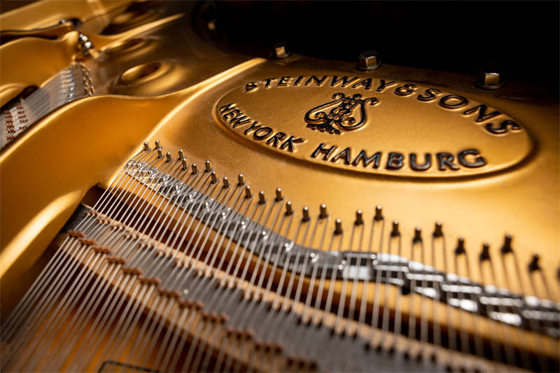 一款優雅手表與這位鋼琴家共鳴