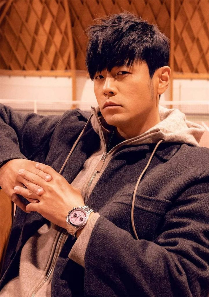 工價四萬周杰倫同款帝舵碧灣計時型粉面驚艷亮相