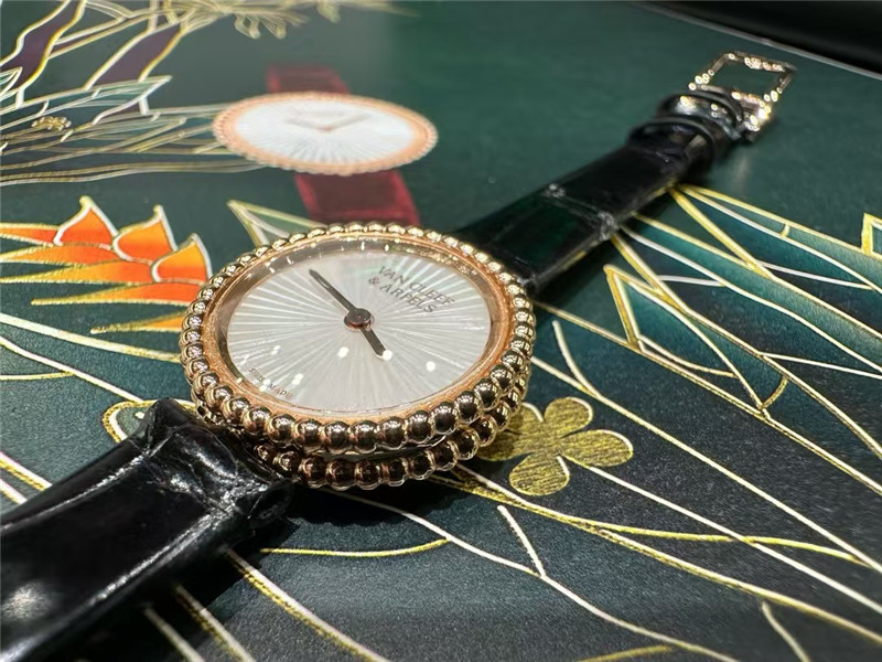 梵克雅寶Perlee復(fù)刻腕表：奢華與金貴的璀璨交織