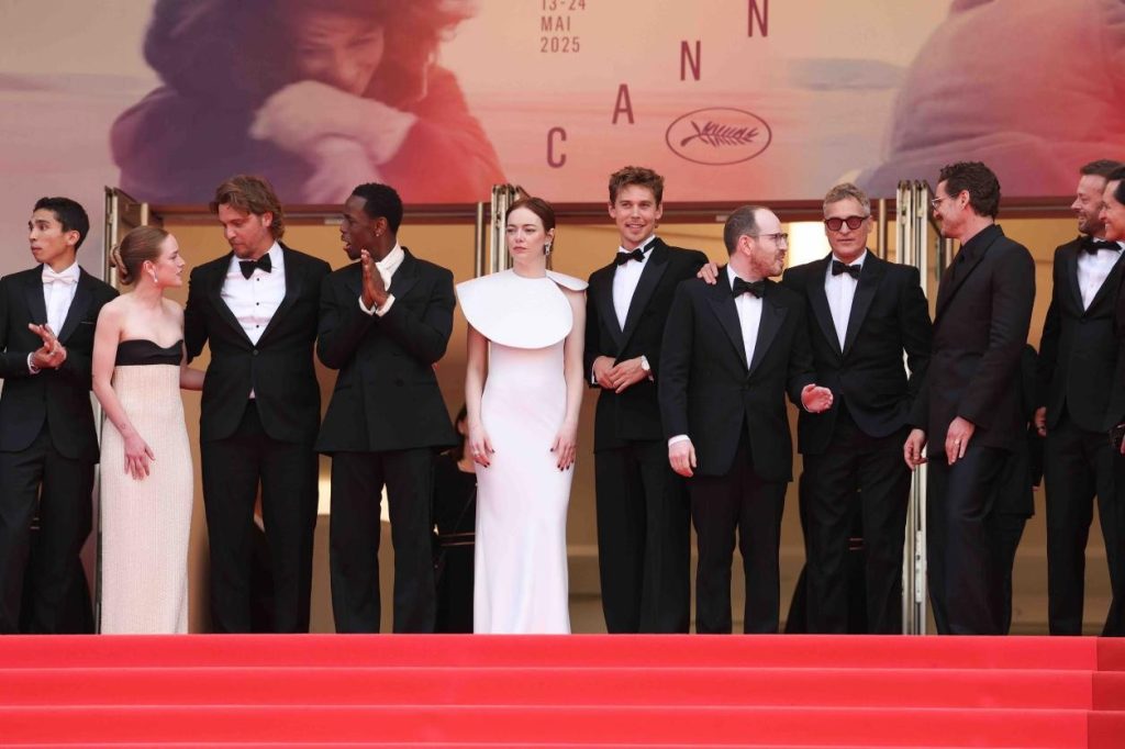 奧斯汀?巴特勒攜百年靈機械計時腕表32閃耀戛納,演繹摩登復古經典風