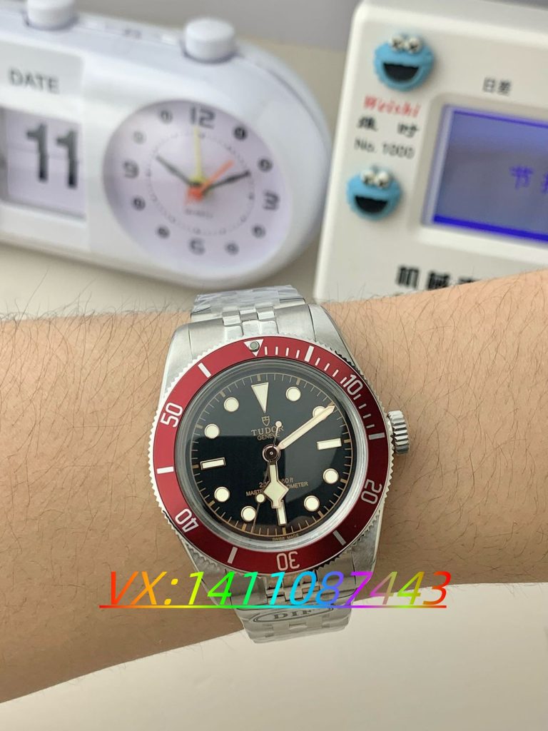 DIF帝舵碧灣三代小紅盾41mm五珠鏈腕表評測:經(jīng)典復(fù)古的現(xiàn)代演繹?