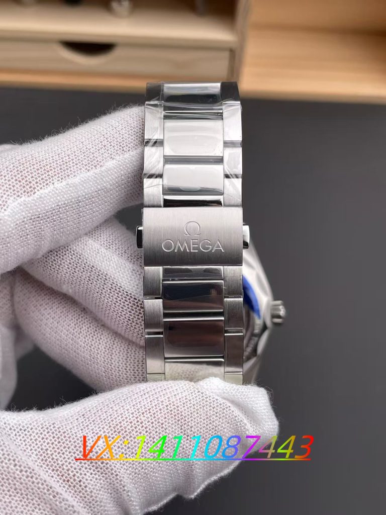 VS廠歐米茄世界時藍海馬150m評測:復刻表中的技術突圍者?